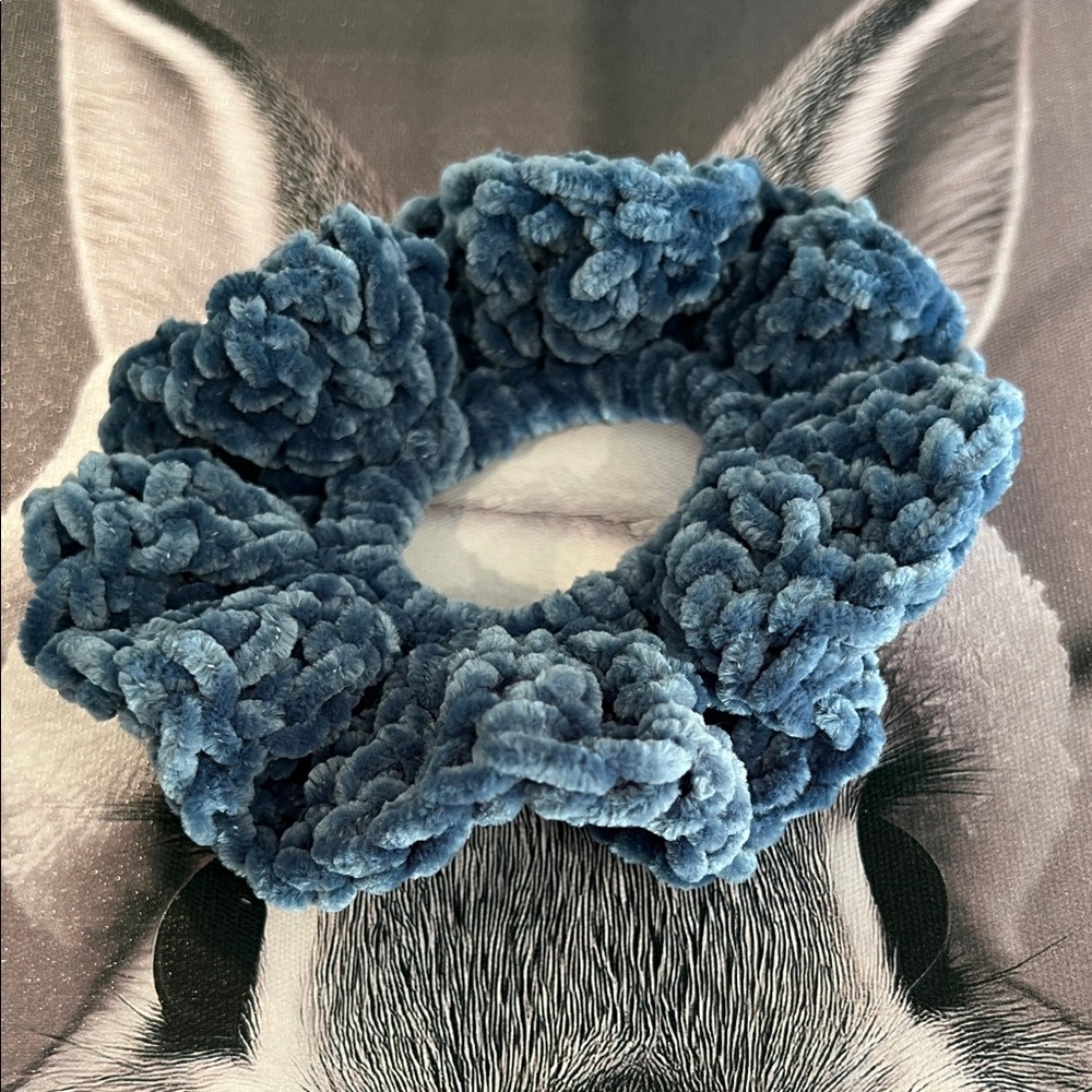 🧩Blue Velvet Scrunchies Set of 2 - Picture 2 of 3